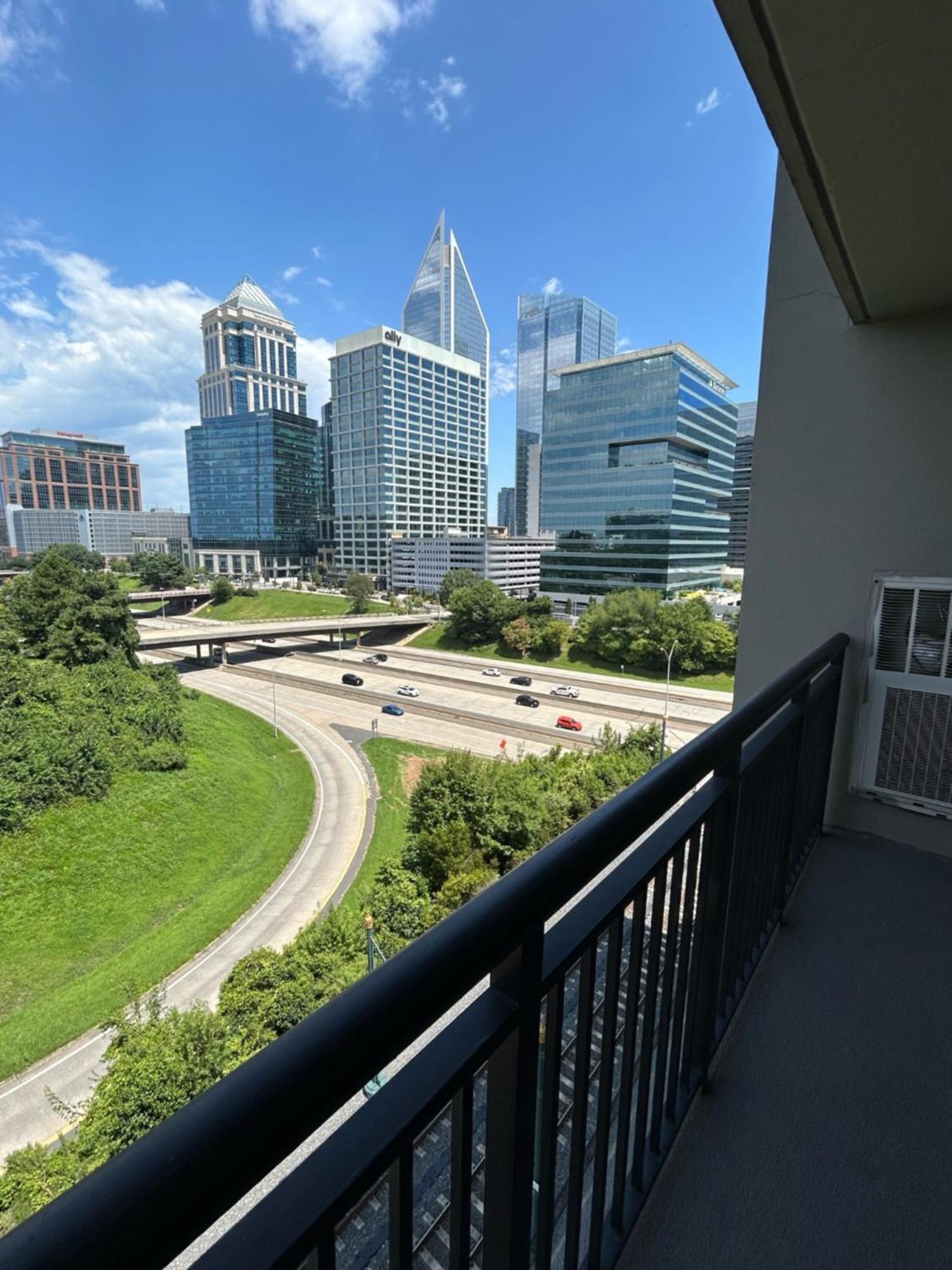 Spacious 2 Bedroom 2 Bathroom Apartment With Balcony In Uptown Charlotte! City Views & Free Parking! Exterior foto