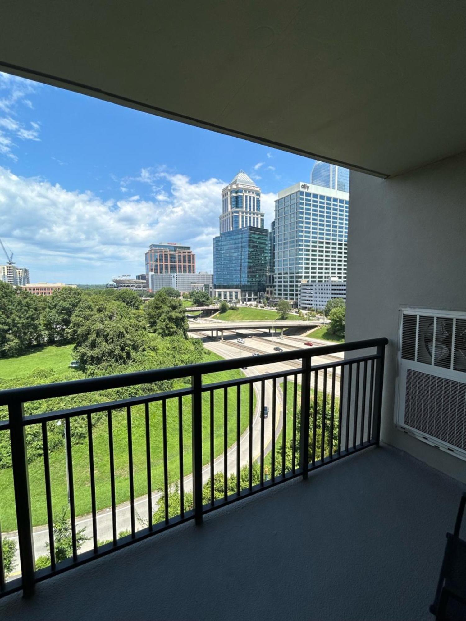 Spacious 2 Bedroom 2 Bathroom Apartment With Balcony In Uptown Charlotte! City Views & Free Parking! Exterior foto